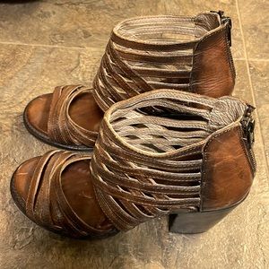 Freebird by Steven leather Wing strappy sandals size 8